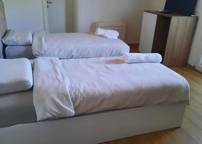 Lodge Bujtina Lugina E Vjoses *